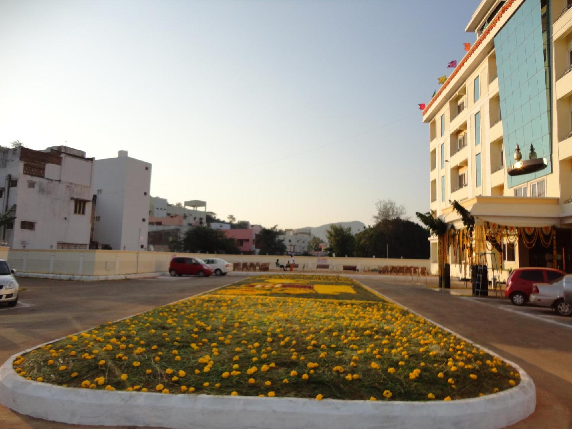 Hotel Mgm Grand Srikalahasti Bagian luar foto